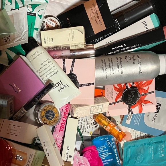 Enjoy this Mystery Box. Full of great samples and full size items. - Picture 4 of 6